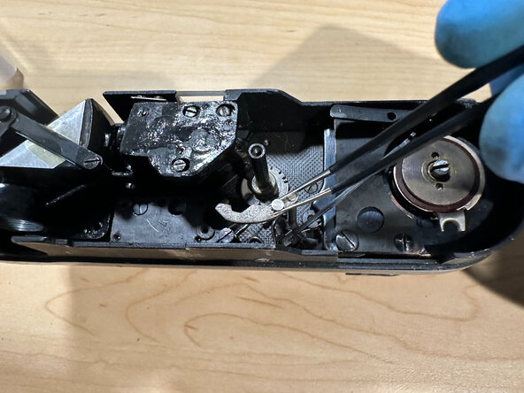 Cleaning & lubricating a GOMZ Leningrad, Remove the slow speed mechansim: crwdns2935265:04crwdnd2935265:02crwdnd2935265:02crwdne2935265:0