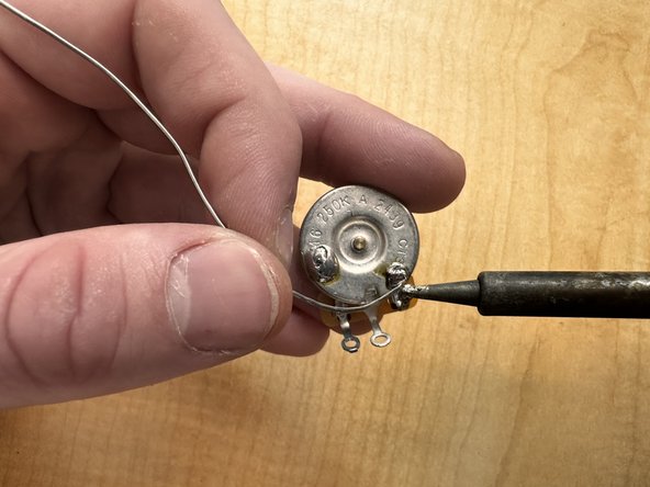 Fender Stratocaster Volume Potentiometer Replacement: passo 13, immagine 3 di 3