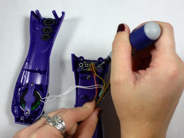 Justin Bieber Concert Microphone On/Off Switch Replacement, Removing on/off switch: crwdns2935265:06crwdnd2935265:02crwdnd2935265:02crwdne2935265:0