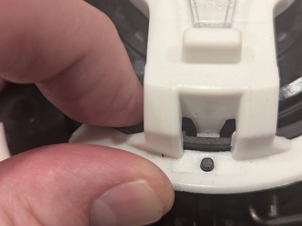 Nespresso Vertuo Evoluo Bearing Replacement, Re-attach white button bracket: crwdns2935265:017crwdnd2935265:03crwdnd2935265:03crwdne2935265:0