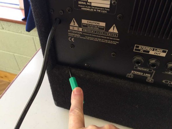 Roland KC-300 Stereo Mixing Keyboard Amplifier Disassembly, Removing fixing screws - 2: crwdns2935265:03crwdnd2935265:03crwdnd2935265:03crwdne2935265:0