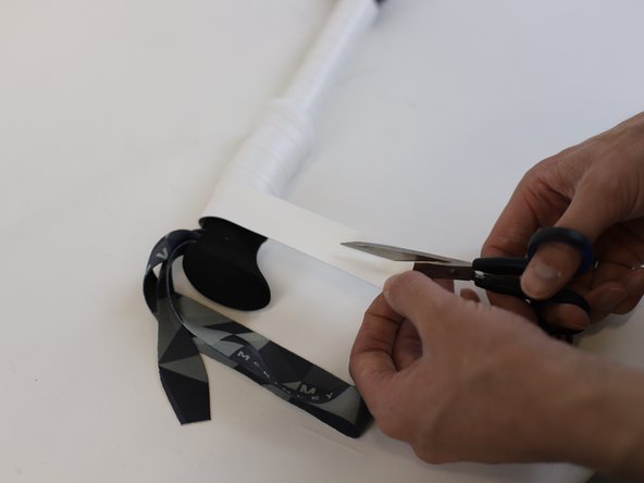 How to Grip a Hiking Pole, Cut the tip of the tape: crwdns2935265:05crwdnd2935265:02crwdnd2935265:03crwdne2935265:0
