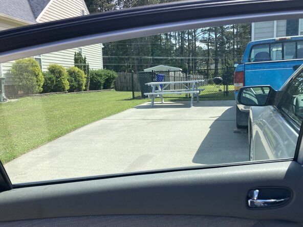 Removing Aftermarket Vehicle Window Tinting, Before and After: crwdns2935265:011crwdnd2935265:02crwdnd2935265:02crwdne2935265:0