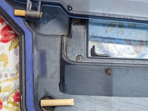 Eufy RoboVac G30 Dust bin hinge Replacement, cut the replacement hinge rod to length: crwdns2935265:03crwdnd2935265:02crwdnd2935265:02crwdne2935265:0