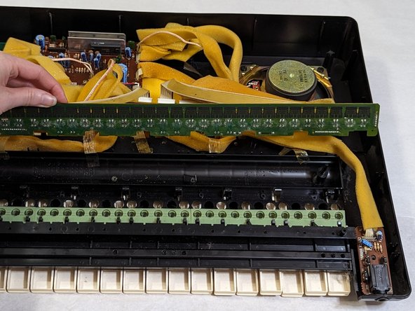 How to Replace the Keys on a Yamaha PSR-330 Piano Keyboard: step 6, image 1 of 3