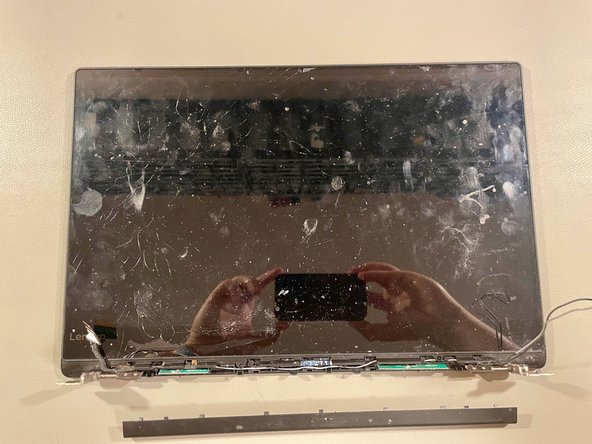 Lenovo IdeaPad 530S-14IKB  Display Tausch, Abdeckungen am Display lösen: crwdns2935265:06crwdnd2935265:02crwdnd2935265:03crwdne2935265:0