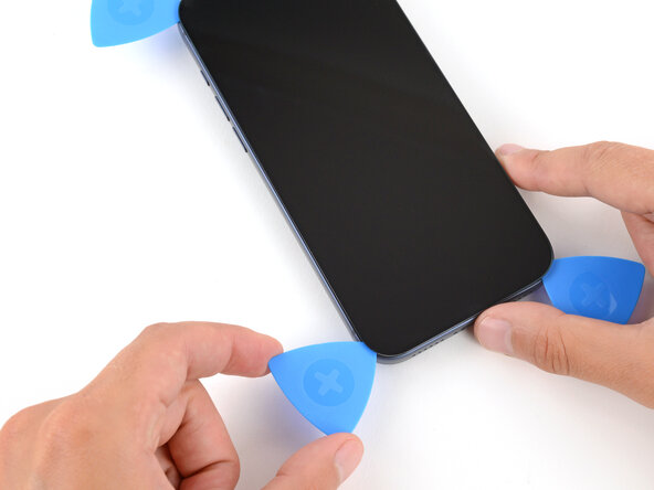 iPhone 17 Pro Battery Replacement, Separate the left edge adhesive: crwdns2935265:017crwdnd2935265:01crwdnd2935265:03crwdne2935265:0