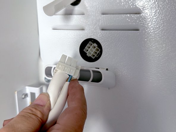 Frigidaire Side-By-Side Refrigerator Evaporator Fan Cover Removal, Disconnect the auger motor assembly: crwdns2935265:010crwdnd2935265:02crwdnd2935265:02crwdne2935265:0