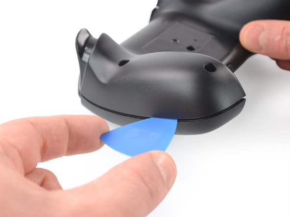 SteelSeries Nimbus+ Triggers Replacement, Insert an opening pick: crwdns2935265:04crwdnd2935265:02crwdnd2935265:02crwdne2935265:0