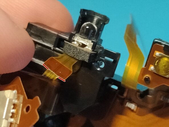 Sony A7 II Top Flex Cable replacement, Inserting AF assist lamp 2: crwdns2935265:040crwdnd2935265:01crwdnd2935265:03crwdne2935265:0