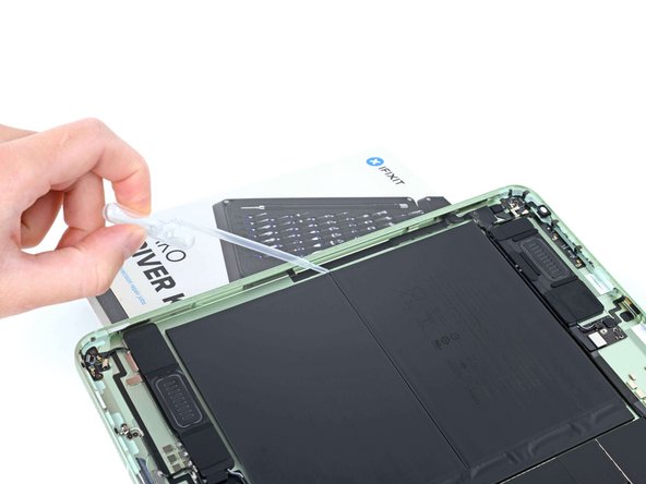 iPad Air 4 Battery Replacement, Apply isopropyl alcohol to the left edge of the battery: stap 0, afbeelding 2 van 3