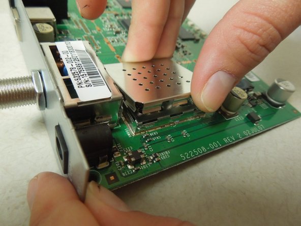 Motorola SURFboard SB5101 Metal Receiver Replacement, Lifting the Metal Plate from the Motherboard: crwdns2935265:09crwdnd2935265:02crwdnd2935265:03crwdne2935265:0