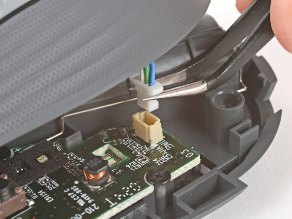 How to Open Your Logitech Signature M650 Wireless Mouse, Disconnect the top half: crwdns2935265:07crwdnd2935265:03crwdnd2935265:03crwdne2935265:0