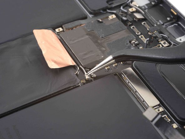 iPad Pro 11" 3rd Gen Battery Replacement, Disconnect the bottom right antenna cables: crwdns2935265:070crwdnd2935265:03crwdnd2935265:03crwdne2935265:0