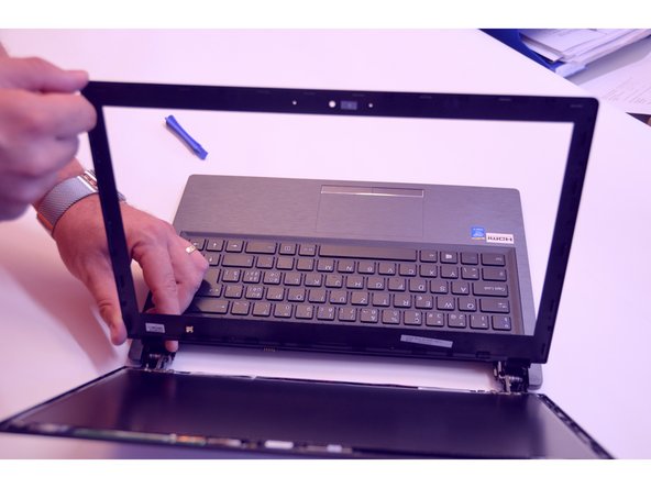 Replace LCD screen, LCD screen: step 2, image 3 of 3