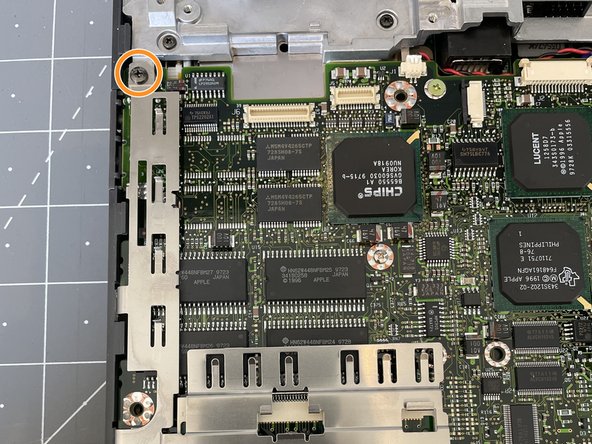 PowerBook 2400c Disassembly, Remove shielding: passo 10, immagine 2 di 3