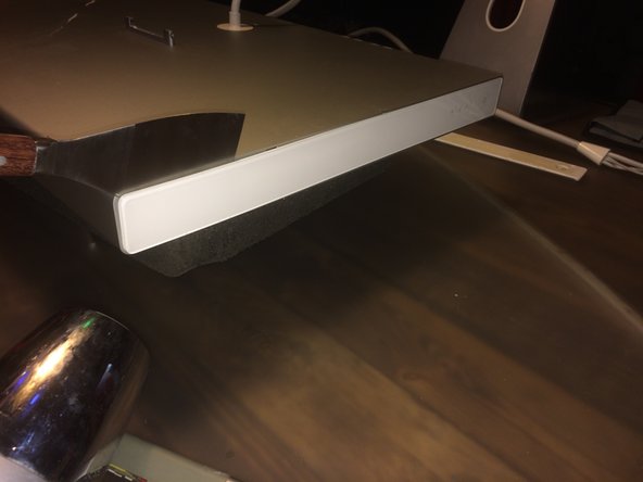 Apple Cinema HD Display 30" Teardown, Panneau latéral droit: crwdns2935265:05crwdnd2935265:02crwdnd2935265:03crwdne2935265:0