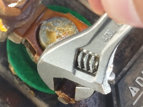 How to Clean Your Car Battery Terminals: crwdns2935265:05crwdnd2935265:02crwdnd2935265:02crwdne2935265:0