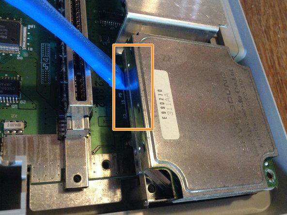 Super Famicom Teardown, Removing the Sound Chip: crwdns2935265:06crwdnd2935265:02crwdnd2935265:02crwdne2935265:0