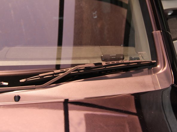 How to Replace the Windshield Wiper Blade for Honda Spike 2006, Lower the Wiper Arm: crwdns2935265:08crwdnd2935265:02crwdnd2935265:02crwdne2935265:0