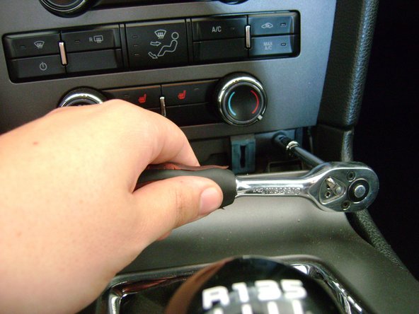 Disassembling 2010-2014 Ford Mustang Center Console: crwdns2935265:03crwdnd2935265:02crwdnd2935265:02crwdne2935265:0