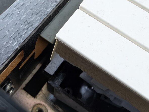 Yamaha CLP-645 - Cleaning Note Key Contacts, Remove Keyboard: passo 5, immagine 3 di 3