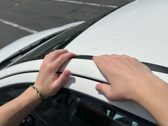 2007-2011 Toyota Yaris Drip Rail Replacement: crwdns2935265:05crwdnd2935265:03crwdnd2935265:03crwdne2935265:0