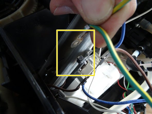 Siemens EQ5 Erhitzer tauschen, Erdungskabel lösen: crwdns2935265:011crwdnd2935265:02crwdnd2935265:02crwdne2935265:0