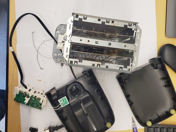 Toaster Teardown, Remove Spring and Latch: crwdns2935265:08crwdnd2935265:02crwdnd2935265:02crwdne2935265:0