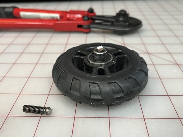 Wheel Replacement on a Patagonia Black Hole® Wheeled Duffel, Salvage Working Wheel from Bent Axle: Schritt 4, Bild 2 von 3