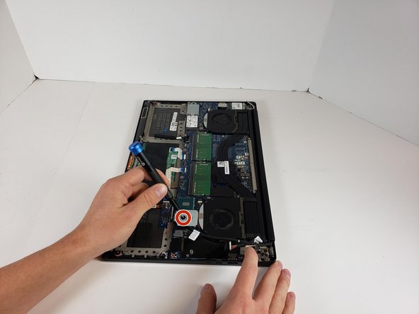 Dell XPS 15 9560 タッチパッドの交換: 手順 11、 1の画像 1