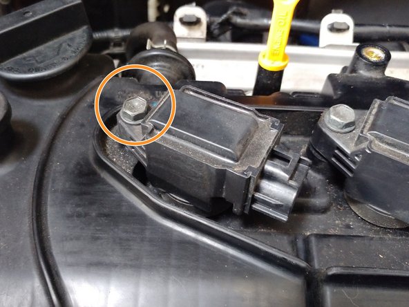 2010-2017 Suzuki Swift Spark Plugs Replacement, detach ignition coil: 手順 3、 3の画像 2