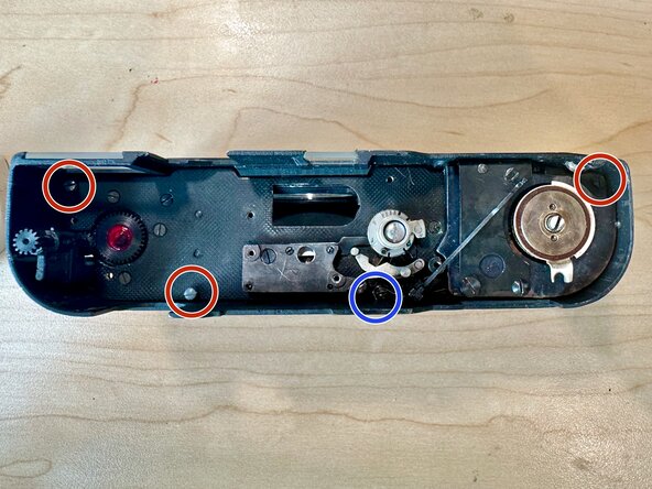 Cleaning & lubricating a GOMZ Leningrad, Remove the chassis: crwdns2935265:06crwdnd2935265:02crwdnd2935265:03crwdne2935265:0