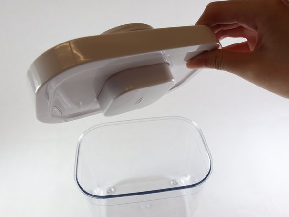How to Fix an OXO Container's Jammed Button: crwdns2935265:04crwdnd2935265:02crwdnd2935265:02crwdne2935265:0