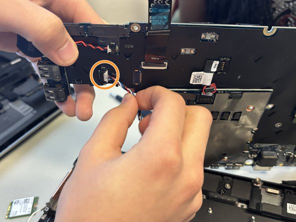 Dell Precision 7560 Touchpad Replacement: 步骤 9 中的图像 2，3