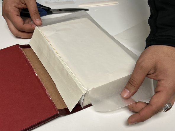 How to Reattach a Cover to a Hardcover Book: passo 16, immagine 3 di 3