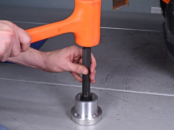 Barreto Tillers E1320HTRLR 2016 Outboard Internal Bearings Replacement, Remove the internal ball bearings: crwdns2935265:018crwdnd2935265:03crwdnd2935265:03crwdne2935265:0