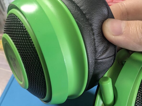 Razer Kraken (Kraken TE) Headband Replacement, Remove ear pads: crwdns2935265:01crwdnd2935265:02crwdnd2935265:03crwdne2935265:0