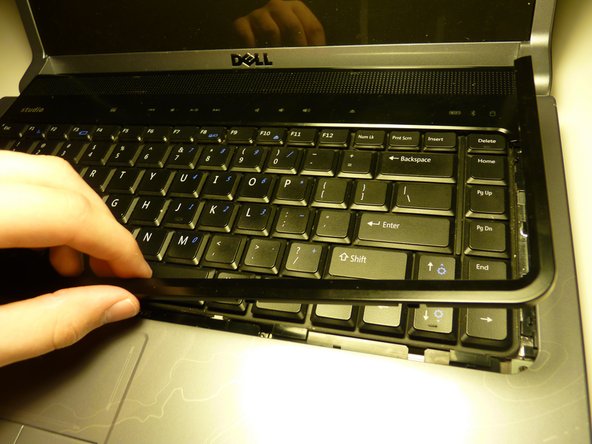 Dell Studio 1535 Keyboard Replacement: шаг 3, изображение 2 из 3