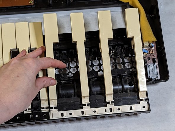 How to Replace the Keys on a Yamaha PSR-330 Piano Keyboard: step 10, image 3 of 3