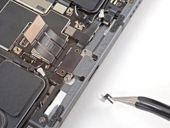 iPad Pro 11" 3rd Gen Battery Replacement, Remove the USB-C port grounding contacts: crwdns2935265:037crwdnd2935265:02crwdnd2935265:03crwdne2935265:0