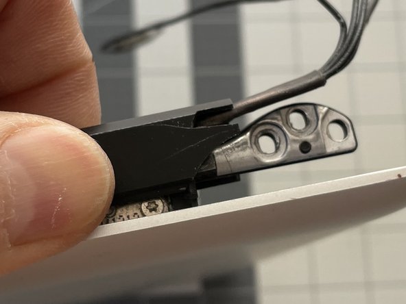 MacBook Pro 15" Unibody Mid 2012 Airport and Bluetooth Antenna Replacement, Reinstallation Tips: crwdns2935265:023crwdnd2935265:02crwdnd2935265:02crwdne2935265:0