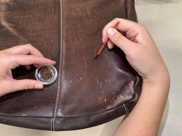 How to Restore Scratches and Discoloration on a Leather Bag: Schritt 5, Bild 2 von 2