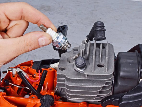 Echo Chain Saw CS4910 2020 Piston Assembly Replacement, Remove the spark plug: crwdns2935265:028crwdnd2935265:02crwdnd2935265:02crwdne2935265:0