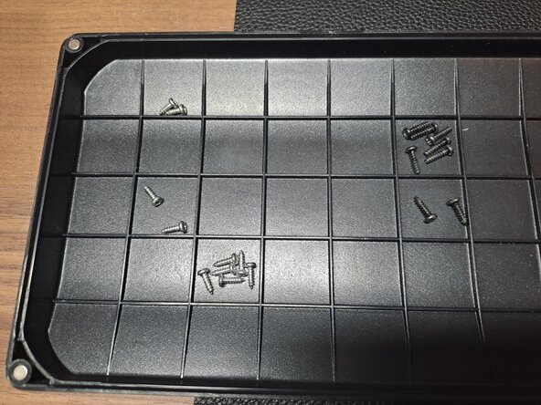 Nacon Asymmetric Wireless PS4 Controller Teardown, The screws and buttons: crwdns2935265:07crwdnd2935265:02crwdnd2935265:02crwdne2935265:0