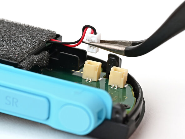 Joy-Con 2 (Left) Joystick Replacement, Disconnect the battery: crwdns2935265:011crwdnd2935265:03crwdnd2935265:03crwdne2935265:0