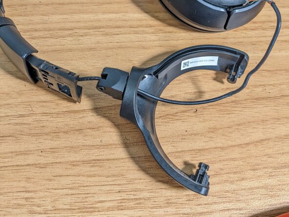 JBL Tune 510BT Ear cup holder replacement, Slide the new earpiece holder in place: crwdns2935265:010crwdnd2935265:02crwdnd2935265:03crwdne2935265:0