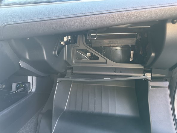 2020 Honda Civic Cabin Filter Replacement: passo 4, immagine 1 di 1