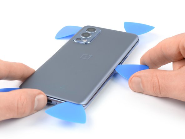 OnePlus Nord 2 5G Battery Replacement, Slice the right edge adhesive: crwdns2935265:08crwdnd2935265:02crwdnd2935265:03crwdne2935265:0