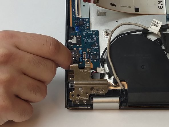 Tháo cụm USB cũ